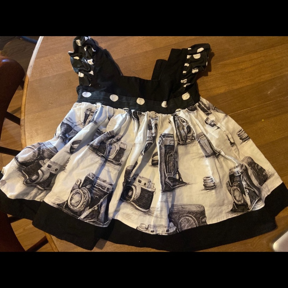 Size 2. Made by a shop called Lily & Olive.